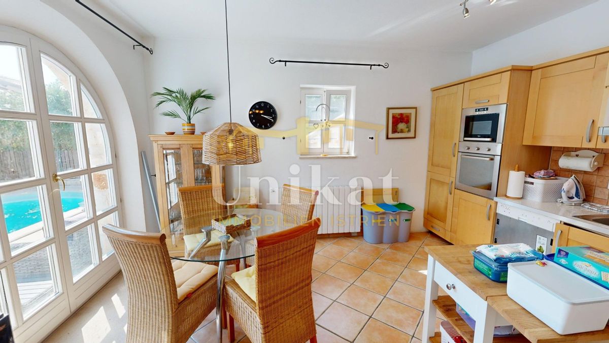 Dvojna hiša z bazenom v istrskem slogu